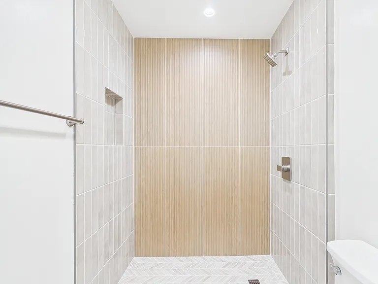 1126 W Redwood St — Photo 13