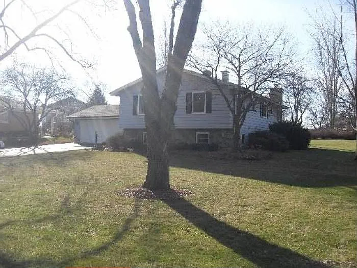 402 Meadowlark Rd photo 1