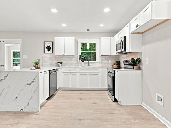 2nd image of 807 Yosemite Cir