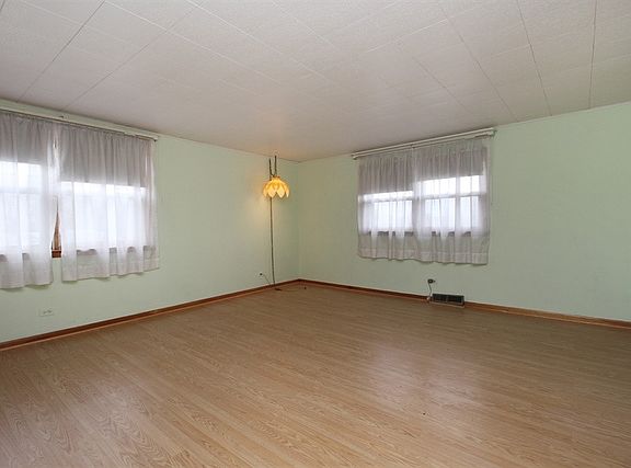 4th image of 215 Hereford Dr