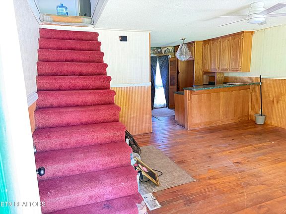 4th image of 1828 Cardinal Way
