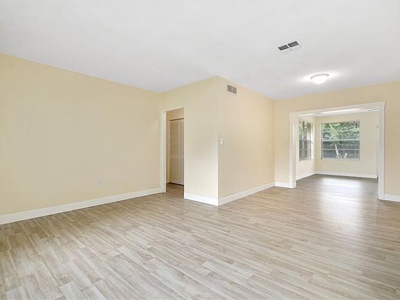 3rd image of 924 Garden Plz