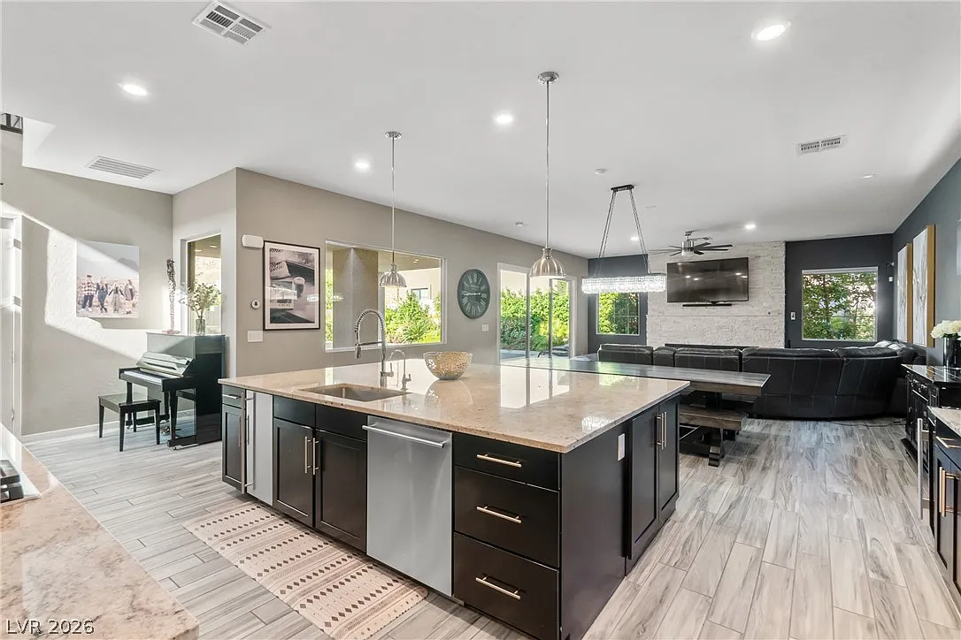 5 bed, 4.5 bath, 3880 sqft, $7,500 — Photo 3