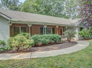 120 Ladderback Ln, Cresco, PA 18326