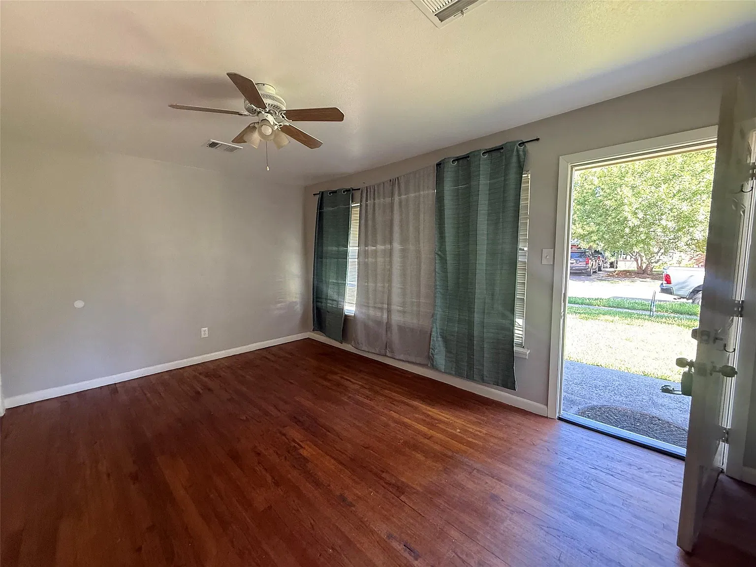 3 bed, 1.0 bath, 1026 sqft, $1,675 — Photo 3