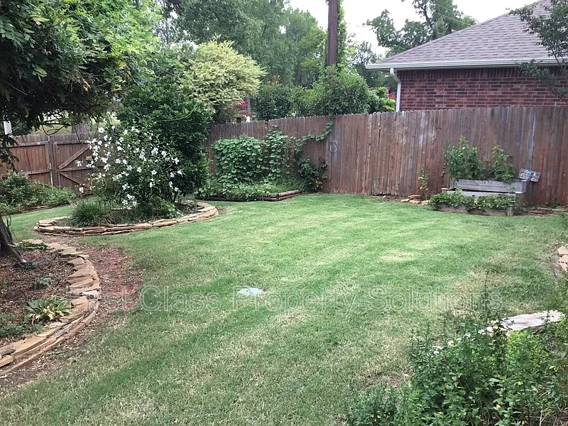 4 bed, 2.0 bath, 1840 sqft, $1,995 — Photo 4
