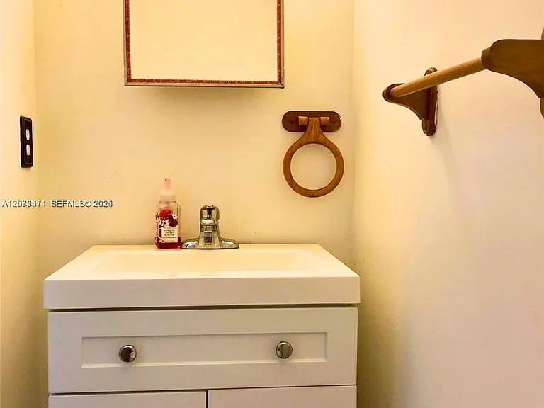2864 Cambridge Ln — Photo 5