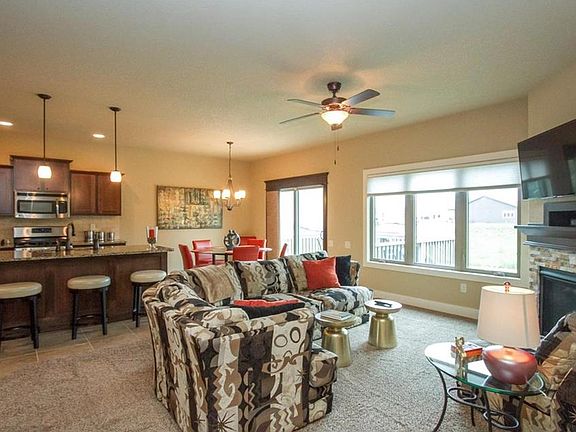 3rd image of 414 NE Pinehurst Cir