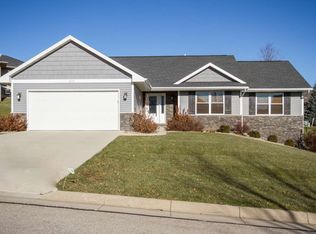 6117 Amber Ridge Dr, Dubuque, IA 52002