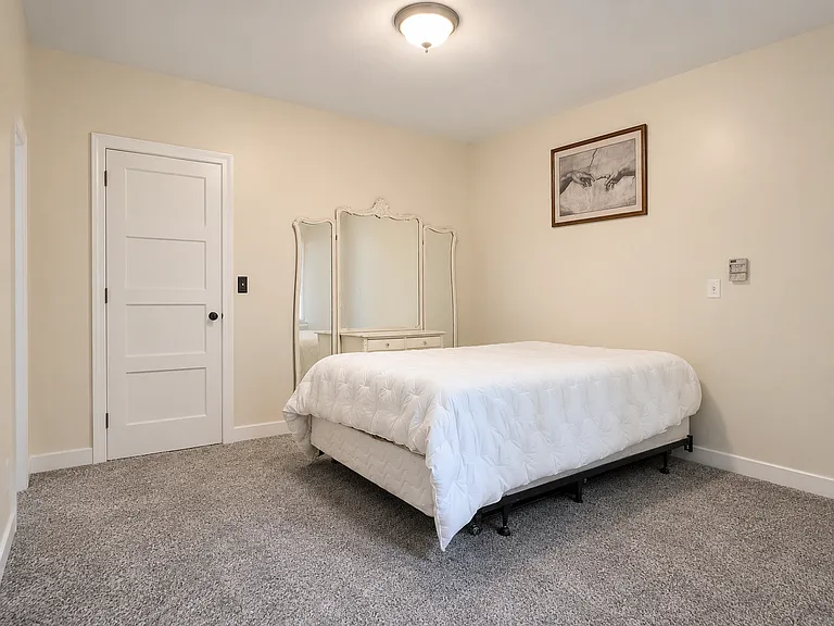 18 McLaughlin Dr — Photo 7