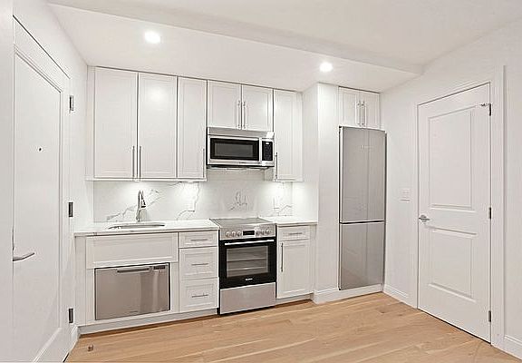 3rd image of 160 E 48th St Penthouse S