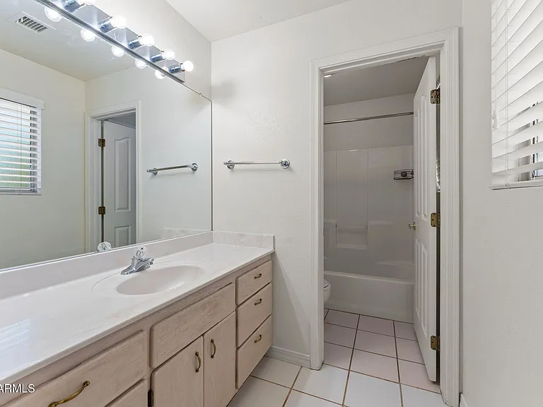 2110 W Terrace Dr — Photo 6