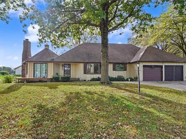 17 Lakeridge Rd, Garnett, KS 66032