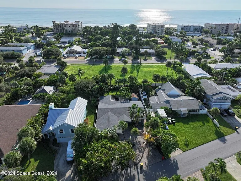 1445 Bayshore Dr — Photo 2