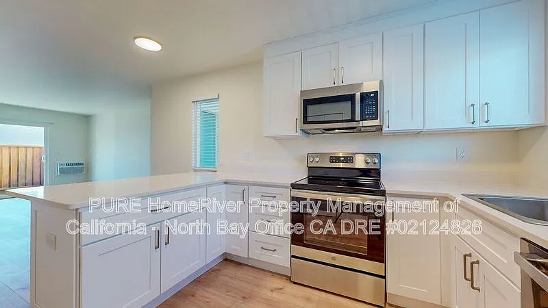 2 bed, 1.0 bath, 800 sqft, $2,400 — Photo 3