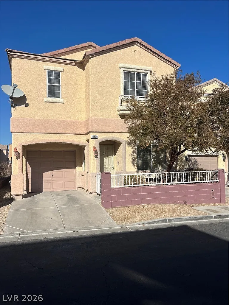 3 bed, 2.5 bath, 1612 sqft, $1,945 — Photo 2