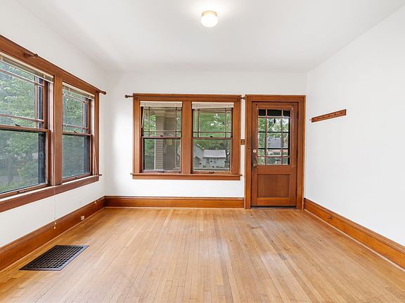 4th image of 608 Ronalds St