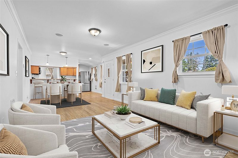 4th image of 1002 8th Street NE