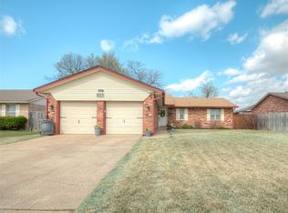 833 SE 9th St, Moore, OK 73160