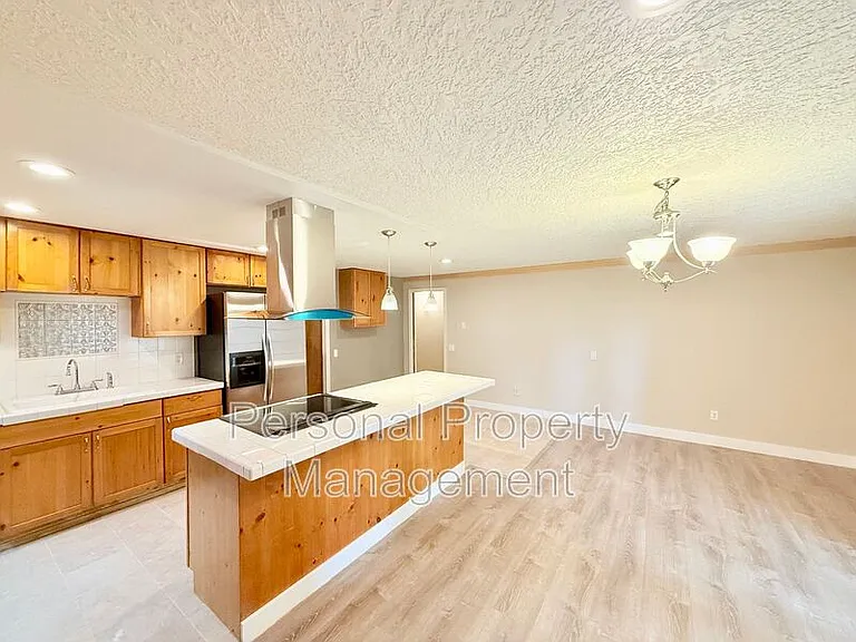 9411 NE Pinecreek St — Photo 8
