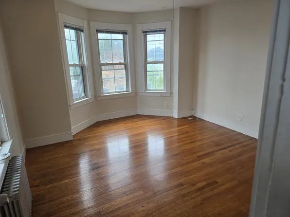 124 Bacon St APT B, Waltham, MA 02451