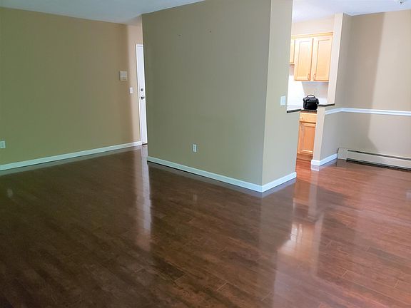 Oversized Living Room with Apartment Controlled Thermostat for Heating