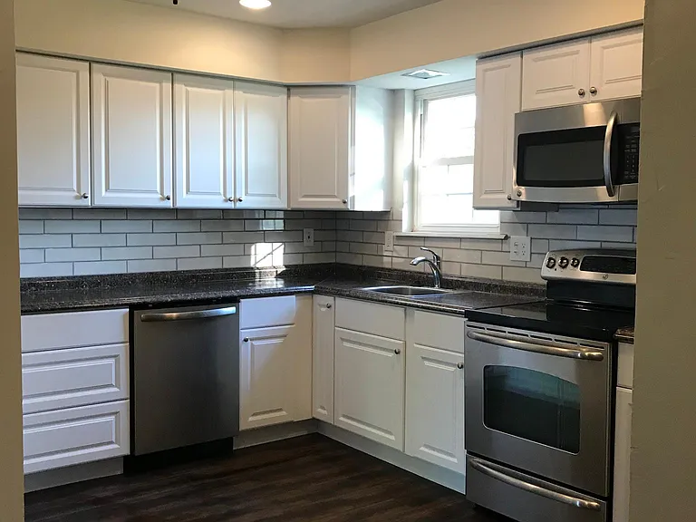 105 Village Ln — Photo 3