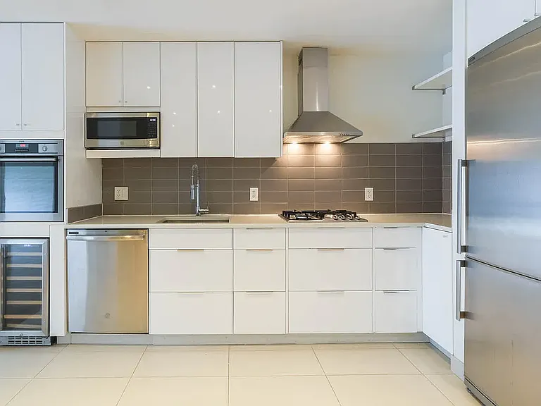 431 W 37th St #5E — Photo 34