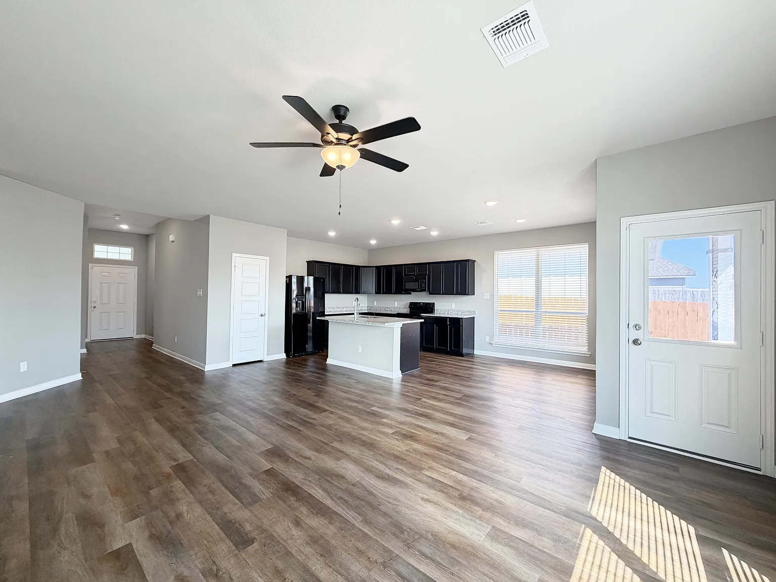 4 bed, 2.0 bath, 1662 sqft, $1,950 — Photo 4