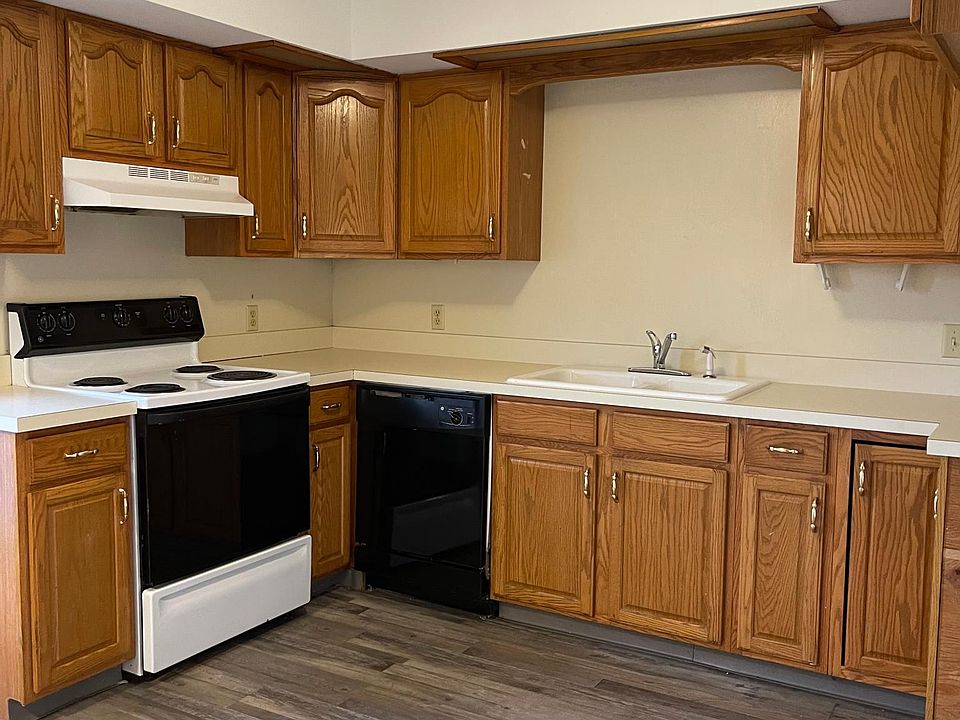 Oak Cabinets, New Laminate floor!