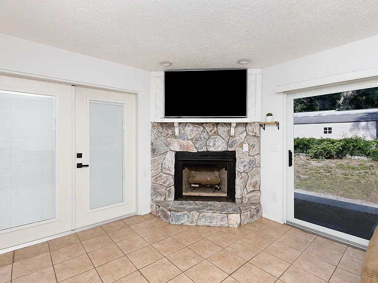 1041 Jadewood Ave — Photo 17