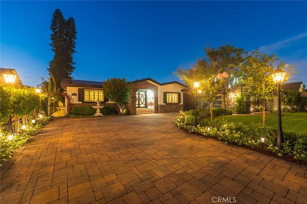 5 bed, 3.5 bath, 2567 sqft, $6,500 — Photo 2