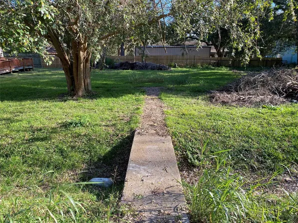 913 Chestnut St, La Marque, TX 77568