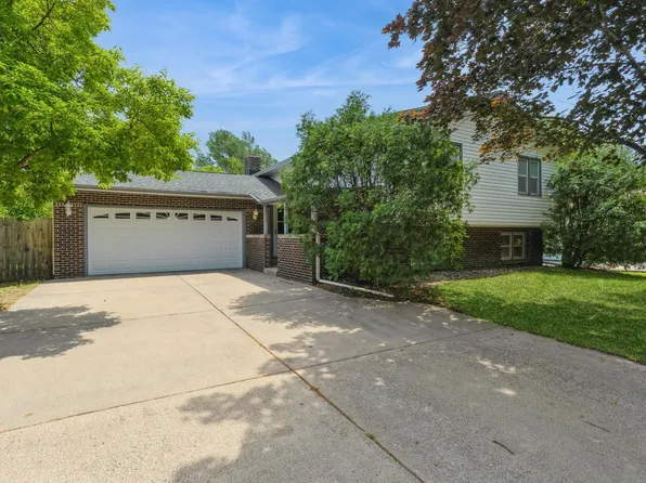 8240 Sumter Ave N, Brooklyn Park, MN 55445
