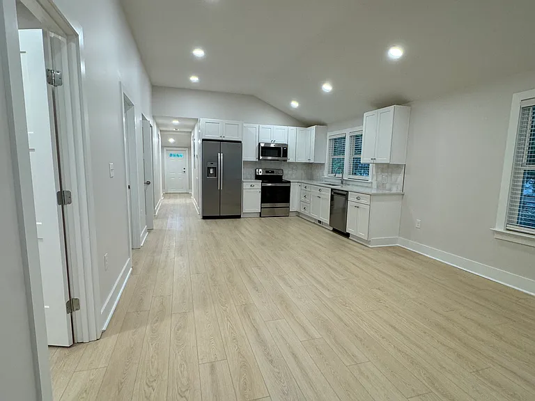 1206 Ackers St SW — Photo 2