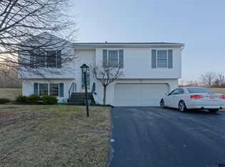 18 Lilac Ln, Latham, NY 12110