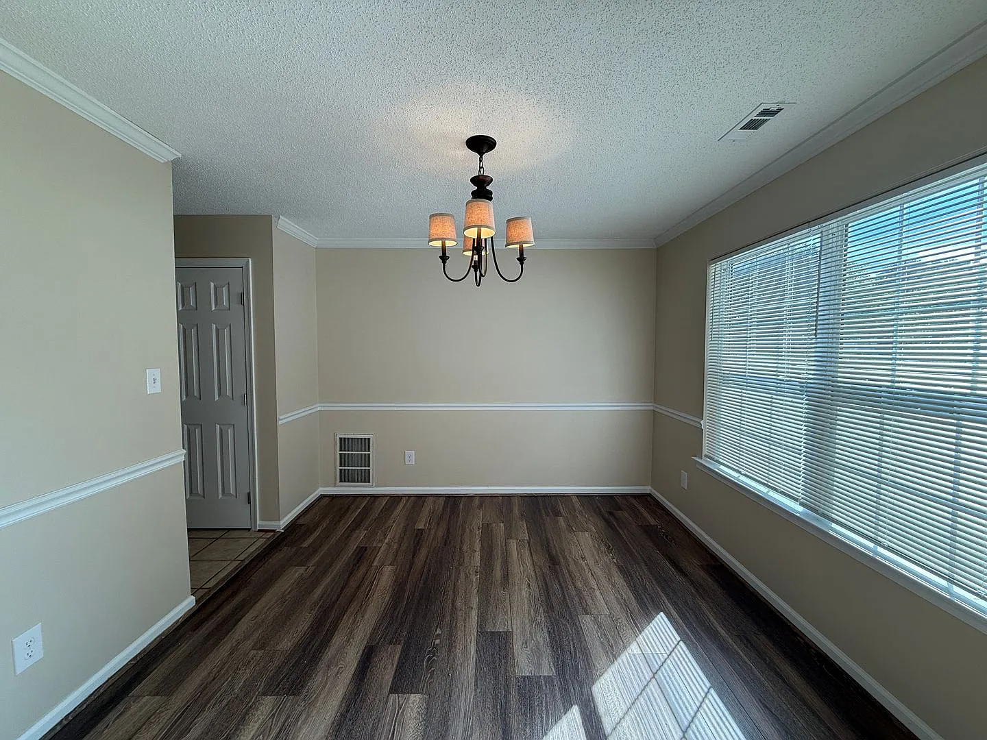 Lovely 4 bedroom Menchville home — Photo 4