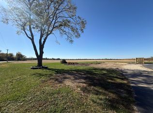 2370 S Sandbar Rd #B, Kankakee, IL 60901