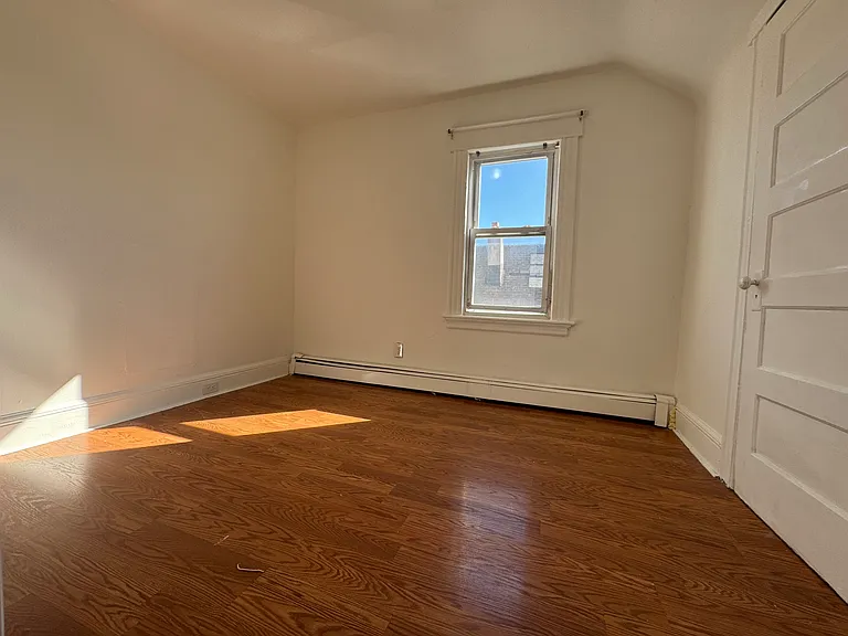 82 E 18th St #3 — Photo 4