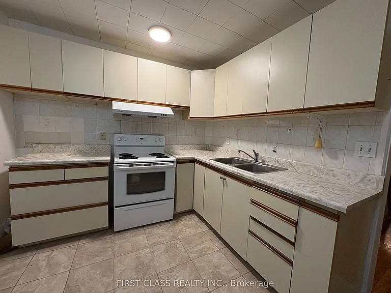 2471 Gerrard St E — Photo 9