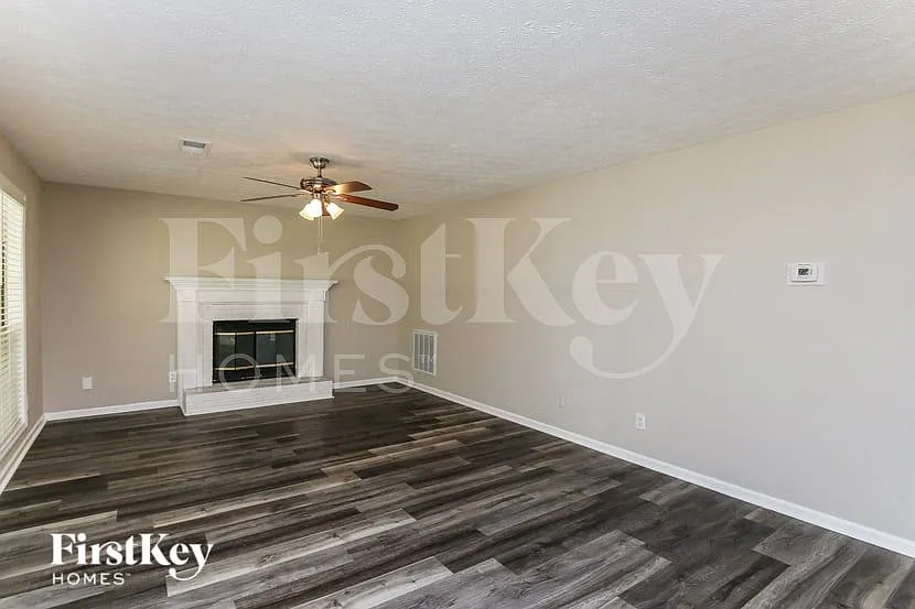 4 bed, 2.5 bath, 2412 sqft, $2,275 — Photo 2