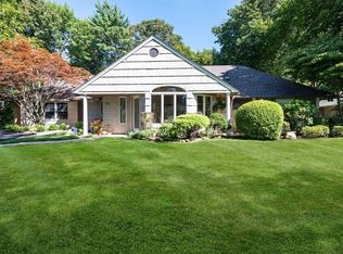 59 Carriage Ln, Roslyn Heights, NY