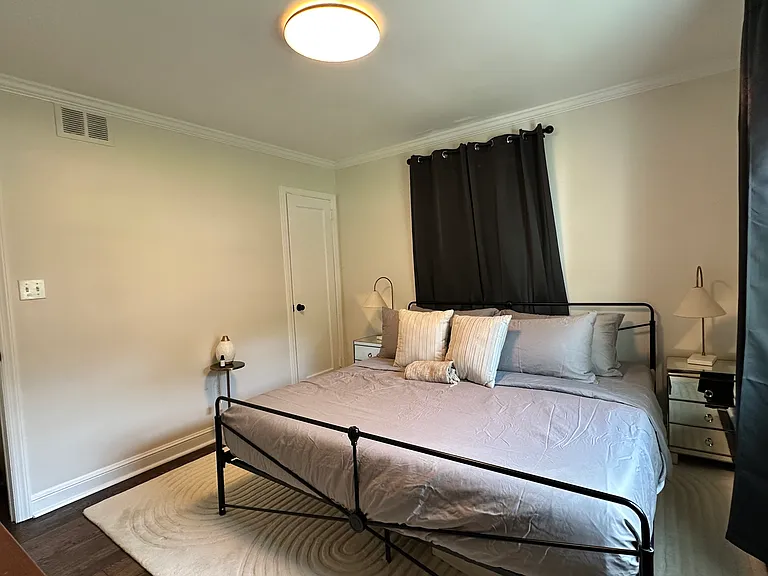 Primary (main floor) bedroom