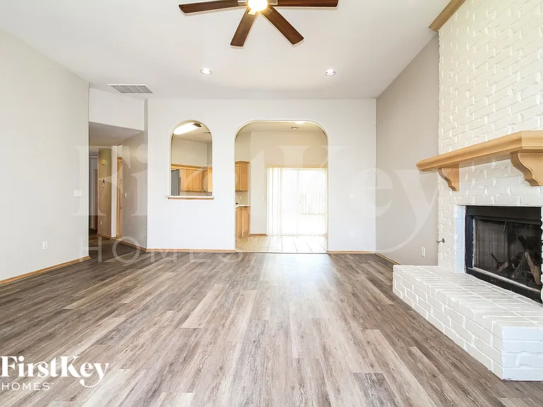 732 Taber Ln — Photo 3