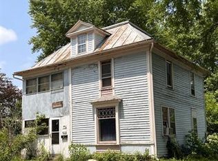 327 6th St, Baraboo, WI 53913