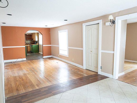 6th image of 901 Palm St.