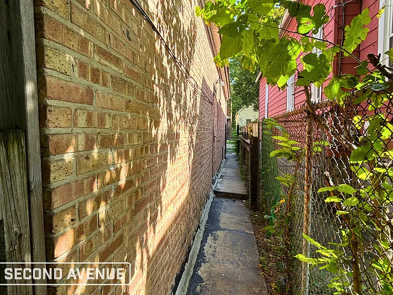 8028 S Union Ave — Photo 2