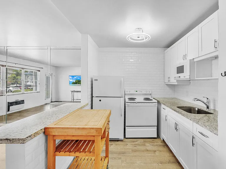 127 Westbury #G — Photo 10