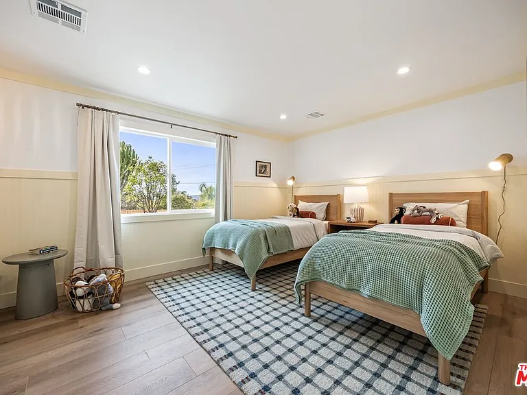 107 Alto Dr — Photo 29