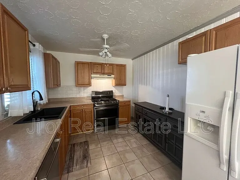 2485 Jefferson Ter — Photo 4